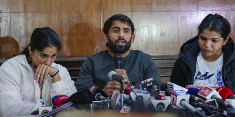 ਭਾਰਤੀ ਕੁਸ਼ਤੀ ਸੰਘ ਦੇ ਨਤੀਜੇ ਆਉਣ ਬਾਅਦ ਸਾਕਸ਼ੀ ਮਲਿਕ ਵੱਲੋਂ ਖੇਡਾਂ ਨੂੰ ਅਲਵਿਦਾ, ਉਭਰਦੀਆਂ ਭਲਵਾਨਾਂ ਦਾ ਵੀ ਸ਼ੋਸ਼ਣ ਹੋਵੇਗਾ: ਫੋਗਾਟ