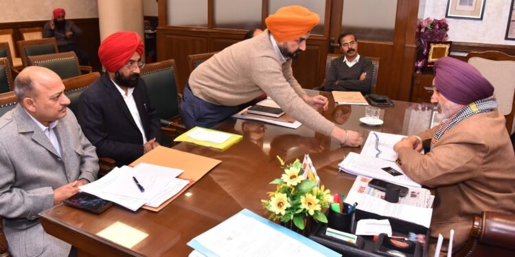 ਚੇਤਨ ਸਿੰਘ ਜੌੜਾਮਾਜਰਾ ਨੇ ਬੀ.ਬੀ.ਐਮ.ਬੀ ਅਧਿਕਾਰੀਆਂ ਤੋਂ ਡੈਮਾਂ ਵਿੱਚ ਚੱਲ ਰਹੇ ਜਲ ਪ੍ਰਾਜੈਕਟਾਂ, ਭਵਿੱਖੀ ਯੋਜਨਾਵਾਂ ਅਤੇ ਪਾਣੀ ਭੰਡਾਰਨ ਦਾ ਲਿਆ ਜਾਇਜ਼ਾ
