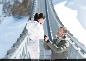 ਮਸ਼ਹੂਰ ਅਦਾਕਾਰਾ ਐਮੀ ਜੈਕਸਨ ਅਤੇ ਗੌਸਿਪ ਗਰਲ ਦੇ ਚਹੇਤੇ ਸਟਾਰ ਐਡ ਵੈਸਟਵਿਕ ਨੇ ਹਾਲ ਹੀ ਵਿੱਚ ਆਪਣੀ ਮੰਗਣੀ ਦਾ ਐਲਾਨ ਕੀਤਾ ਹੈ, ਜਿਸ ਨਾਲ ਉਨ੍ਹਾਂ ਦੇ ਪ੍ਰਸ਼ੰਸਕਾਂ ਵਿੱਚ ਉਤਸ਼ਾਹ ਦੀ ਲਹਿਰ ਹੈ।