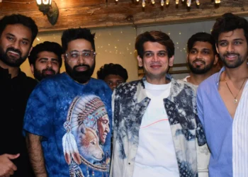 ਅਰੁਣ ਮਾਸ਼ੇਟੀ, ਤਹਿਲਕਾ, ਅਤੇ ਸਮਰਥ ਜੁਰੇਲ ਬਿੱਗ ਬੌਸ 17 ‘ਤੇ ਇੱਕ ਸ਼ਾਨਦਾਰ ਰੀਯੂਨੀਅਨ ਲਈ ਇਕੱਠੇ ਹੁੰਦੇ ਹਨ। ਇਹ ਬਹੁਤ ਜ਼ਿਆਦਾ ਉਮੀਦ ਕੀਤੀ ਜਾਣ ਵਾਲੀ ਘਟਨਾ ਇਨ੍ਹਾਂ ਤਿੰਨਾਂ ਵਿਅਕਤੀਆਂ ਨੂੰ, ਜਿਨ੍ਹਾਂ ਨੇ ਸ਼ੋਅ ‘ਤੇ ਮਹੱਤਵਪੂਰਨ ਪ੍ਰਭਾਵ ਪਾਇਆ ਹੈ, ਨੂੰ ਇੱਕ ਛੱਤ ਹੇਠਾਂ ਲਿਆਉਂਦਾ ਹੈ।