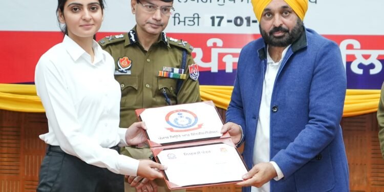 ਆਗਾਮੀ ਗਣਤੰਤਰ ਦਿਵਸ ਤੋਂ ਲੋਕਾਂ ਦੀ ਸੇਵਾ ਲਈ ਸਮਰਪਿਤ ਹੋਵੇਗੀ ਸੜਕ ਸੁਰੱਖਿਆ ਫੋਰਸ: ਮੁੱਖ ਮੰਤਰੀ