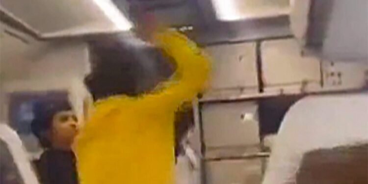 ਨਵੀਂ ਦਿੱਲੀ— ਦਿੱਲੀ ‘ਚ ਉਡਾਣ ‘ਚ ਦੇਰੀ ਦੌਰਾਨ ਇਕ ਨਾਰਾਜ਼ ਯਾਤਰੀ ਨੇ ਪਾਇਲਟ ‘ਤੇ ਹਮਲਾ ਕਰ ਦਿੱਤਾ।