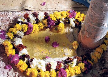 ਰਾਮ ਲਲਾ ਦੀ ਮੁੱਖ ਮੂਰਤੀ ਮੰਦਰ ਦੇ ਗਰਭ ਗ੍ਰਹਿ ਵਿੱਚ ਸਥਾਪਤ ਕੀਤੀ ਗਈ ਹੈ।