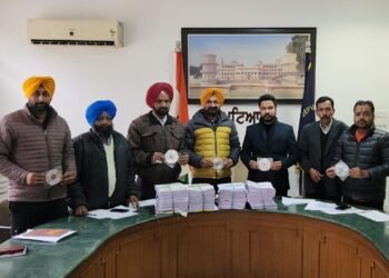 ਸਹਾਇਕ ਕਮਿਸ਼ਨਰ ਨੇ ਵੋਟਰ ਸੂਚੀਆਂ ਤੇ ਸੀ.ਡੀਜ਼ ਸਿਆਸੀ ਪਾਰਟੀਆਂ ਦੇ ਨੁਮਾਇੰਦਿਆਂ ਨੂੰ ਸੌਂਪੀਆਂ