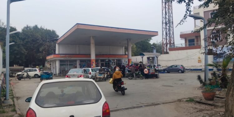 ਪੰਜਾਬ ਦੇ ਪੈਟਰੋਲ ਪੰਪਾਂ ‘ਤੇ ਮੁੱਕਿਆ ਤੇਲ…ਫਲਾਂ ਤੇ ਸਬਜ਼ੀਆਂ ਦੀ ਸਪਲਾਈ ਵੀ ਠੱਪ