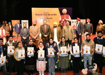ਨੌਜਵਾਨਾਂ ਨੂੰ ਨਵੇਂ ਸਾਲ ਦਾ ਤੋਹਫਾ, ਮੁੱਖ ਮੰਤਰੀ ਨੇ ਨਵੇਂ ਭਰਤੀ ਹੋਏ 520 ਕਲਰਕਾਂ ਨੂੰ ਸੌਂਪੇ ਨਿਯੁਕਤੀ ਪੱਤਰ