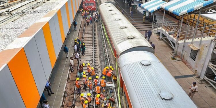 ਚੇਨਈ-ਹੈਦਰਾਬਾਦ ਚਾਰਮੀਨਾਰ ਐਕਸਪ੍ਰੈਸ ਦੇ ਤਿੰਨ ਡੱਬੇ ਪਟੜੀ ਤੋਂ ਉਤਰ ਗਏ, ਜਿਸ ਕਾਰਨ 6 ਯਾਤਰੀ ਜ਼ਖਮੀ ਹੋ ਗਏ।