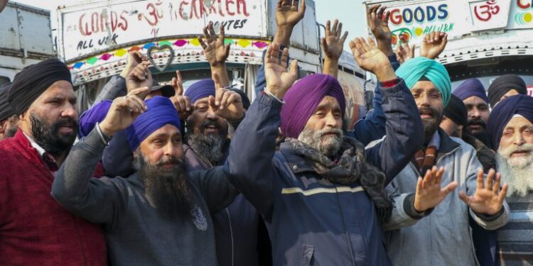 ਹਿੱਟ ਐਂਡ ਰਨ ਮਾਮਲਿਆਂ ’ਚ ਨਵੇਂ ਕਾਨੂੰਨ ਖ਼ਿਲਾਫ਼ ਡਰਾਈਵਰਾਂ ਨੇ ਹੜਤਾਲ ਕਰਕੇ ਜਾਮ ਲਗਾਏ