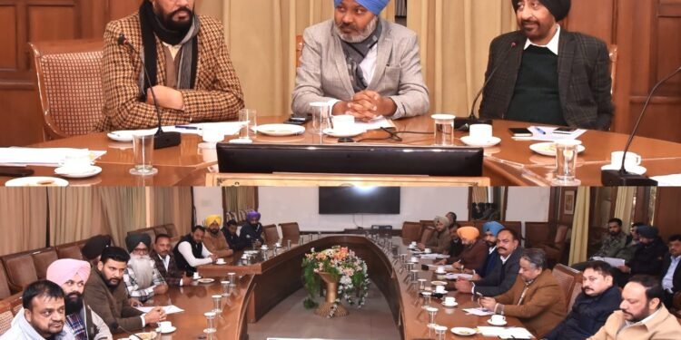 ਕੈਬਨਿਟ ਸਬ-ਕਮੇਟੀ ਵੱਲੋਂ ਟਰਾਂਸਪੋਰਟਰਾਂ ਨੂੰ ਭਰੋਸਾ; ‘ਹਿੱਟ ਐਂਡ ਰਨ’ ਕਾਨੂੰਨ ਸਬੰਧੀ ਚਿੰਤਾਵਾਂ ਤੋਂ ਕੇਂਦਰ ਨੂੰ ਜਾਣੂੰ ਕਰਵਾਏਗੀ ਸੂਬਾ ਸਰਕਾਰ