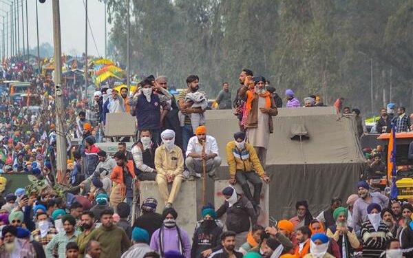 ਪੰਜਾਬ-ਹਰਿਆਣਾ ਦੀ ਸ਼ੰਭੂ ਸਰਹੱਦ ‘ਤੇ ਪੁਲਿਸ ਵੱਲੋਂ ਪਾਣੀ ਦੀਆਂ ਤੋਪਾਂ ਅਤੇ ਰਬੜ ਦੀਆਂ ਗੋਲੀਆਂ ਚਲਾਉਣ ਨਾਲ ਕਈ ਪ੍ਰਦਰਸ਼ਨਕਾਰੀ ਜ਼ਖਮੀ ਹੋ ਗਏ