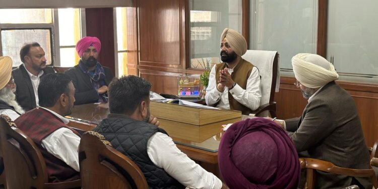 ਲਾਲਜੀਤ ਸਿੰਘ ਭੁੱਲਰ ਵੱਲੋਂ ਓਵਰਲੋਡ ਗੱਡੀਆਂ ਅਤੇ ਦੂਜੇ ਸੂਬਿਆਂ ਤੋਂ ਗ਼ੈਰ-ਕਾਨੂੰਨੀ ਢੰਗ ਨਾਲ ਆਉਣ ਵਾਲੇ ਟਰੱਕਾਂ ਵਿਰੁੱਧ ਸਖ਼ਤ ਕਾਰਵਾਈ ਦੇ ਨਿਰਦੇਸ਼