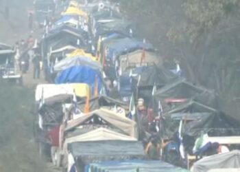 ਫਾਰਮਰਜ਼ ਪ੍ਰੋਟੈਸਟ 2.0 ‘ਤੇ ਰੀਅਲ-ਟਾਈਮ ਅਪਡੇਟਸ ਦੇ ਨਾਲ ਸੂਚਿਤ ਰਹੋ: ਟਰੈਕਟਰ ਨਾਲ ਜੁੜੇ ਕਿਸਾਨਾਂ ਨੇ ਸ਼ੰਭੂ ਅਤੇ ਖਨੌਰੀ ਰਾਹੀਂ ‘ਦਿੱਲੀ ਚੱਲੋ’ ਮਾਰਚ ਸ਼ੁਰੂ ਕੀਤਾ, ਜਿਸ ਨਾਲ ਦਿੱਲੀ ਵਿੱਚ ਸੁਰੱਖਿਆ ਵਧਾ ਦਿੱਤੀ ਗਈ ਹੈ।