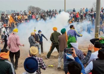 ਸ਼ੰਭੂ, ਜੀਂਦ ਵਿਖੇ ਪ੍ਰਦਰਸ਼ਨ ਕਰ ਰਹੇ ਕਿਸਾਨਾਂ ਨੇ ‘ਦਿੱਲੀ ਚਲੋ’ ਵੱਲ ਮਾਰਚ ਕਰਦੇ ਹੋਏ ਜ਼ਬਰਦਸਤੀ ਬੈਰੀਕੇਡ ਹਟਾਉਣ ਅਤੇ ਅੱਥਰੂ ਗੈਸ ਦਾ ਸਾਹਮਣਾ ਕਰਨ ਦੀ ਕੋਸ਼ਿਸ਼ ਕੀਤੀ।