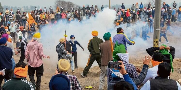 ਸ਼ੰਭੂ, ਜੀਂਦ ਵਿਖੇ ਪ੍ਰਦਰਸ਼ਨ ਕਰ ਰਹੇ ਕਿਸਾਨਾਂ ਨੇ ‘ਦਿੱਲੀ ਚਲੋ’ ਵੱਲ ਮਾਰਚ ਕਰਦੇ ਹੋਏ ਜ਼ਬਰਦਸਤੀ ਬੈਰੀਕੇਡ ਹਟਾਉਣ ਅਤੇ ਅੱਥਰੂ ਗੈਸ ਦਾ ਸਾਹਮਣਾ ਕਰਨ ਦੀ ਕੋਸ਼ਿਸ਼ ਕੀਤੀ।