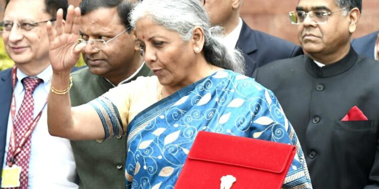 Budget 2024: ਵਿੱਤ ਮੰਤਰੀ ਸੀਤਾਰਮਨ ਆਪਣਾ ਭਾਸ਼ਣ ਦਿੰਦੇ ਹੋਏ। ਅੰਤਰਿਮ ਬਜਟ ਸਵੇਰੇ 11 ਵਜੇ ਸ਼ੁਰੂ ਹੋਣ ਵਾਲਾ ਹੈ, ਜੋ ਸਾਰਿਆਂ ਦਾ ਧਿਆਨ ਖਿੱਚਦਾ ਹੈ।