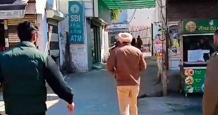 ਵਿਅਕਤੀ ਬੈਂਕ ਦੇ ਅਹਾਤੇ ਵਿੱਚ ਘੁਸਪੈਠ ਕਰਦਾ ਹੈ, DVR ਲੈ ਕੇ ਭੱਜ ਜਾਂਦਾ ਹੈ