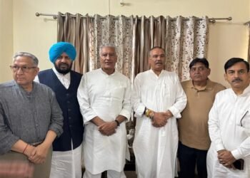 ਵਿਜੇ ਸਾਂਪਲਾ ਨੇ ਆਪਣੇ ਸੋਸ਼ਲ ਮੀਡੀਆ ਅਕਾਊਂਟ ਤੋਂ ‘ਮੋਦੀ ਕਾ ਪਰਿਵਾਰ’ ਦੇ ਨਾਅਰੇ ਨੂੰ ਖਤਮ ਕੀਤਾ, ਅਤੇ ਪੰਜਾਬ ਭਾਜਪਾ ਦੇ ਨੇਤਾ ਸੁਨੀਲ ਜਾਖੜ ਨੇ ਉਨ੍ਹਾਂ ਦਾ ਦੌਰਾ ਕੀਤਾ।