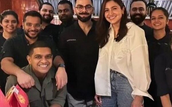 ਟੀ-20 ਵਿਸ਼ਵ ਕੱਪ ਤੋਂ ਪਹਿਲਾਂ ਅਨੁਸ਼ਕਾ ਸ਼ਰਮਾ ਅਤੇ ਵਿਰਾਟ ਕੋਹਲੀ ਰੋਮਾਂਟਿਕ ਡਿਨਰ ਕਰਦੇ ਹੋਏ।