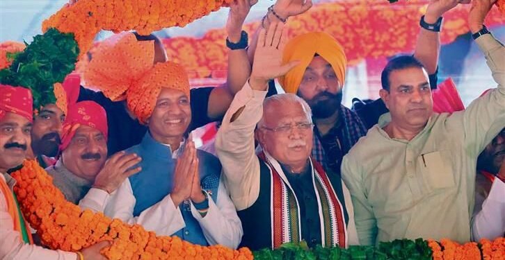 ਹਰਿਆਣਾ ਦੇ ਸਾਬਕਾ ਮੁੱਖ ਮੰਤਰੀ ਐਮ ਐਲ ਖੱਟਰ ਨੇ ‘ਆਪ’ ਆਗੂਆਂ ‘ਤੇ ਕਾਰਕੁਨ ਅੰਨਾ ਹਜ਼ਾਰੇ ਨੂੰ ਧੋਖਾ ਦੇਣ ਦਾ ਦੋਸ਼ ਲਾਇਆ ਹੈ।