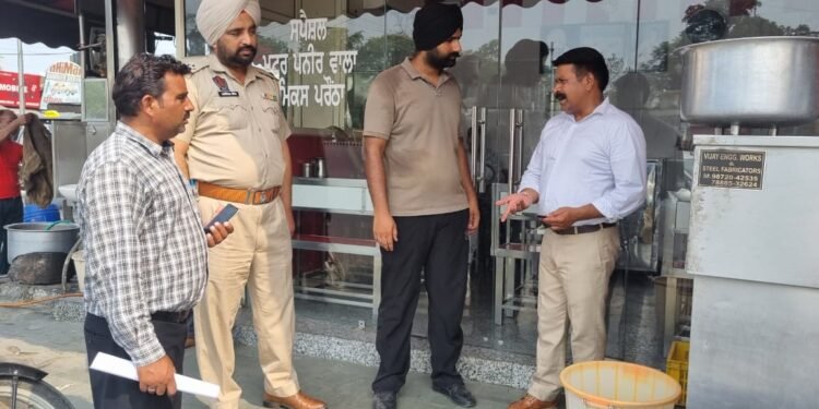 ਸ਼ਹਿਰ ਦੇ ਹੋਟਲ ਤੇ ਢਾਬਿਆਂ ਵਾਲਿਆਂ ਨੂੰ ਗਿੱਲੇ ਤੇ ਸੁੱਕੇ ਕੂੜੇ ਬਾਰੇ ਕੀਤਾ ਜਾਗਰੂਕ