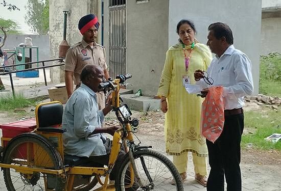 ਡੀਸੀ ਸੇਨੂ ਦੁੱਗਲ ਨੇ ਫਾਜ਼ਿਲਕਾ ਦੇ ਪੋਲਿੰਗ ਬੂਥ ‘ਤੇ ਦਿਵਿਆਂਗ ਵੋਟਰਾਂ ਦੀ ਹੌਂਸਲਾ ਅਫਜਾਈ ਕੀਤੀ।