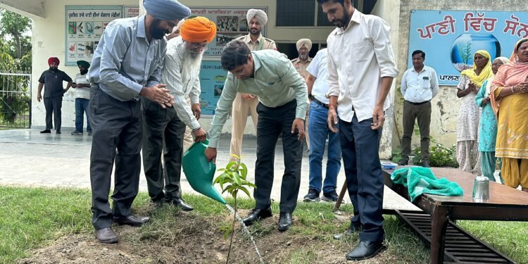 ਕਿਸਾਨ ਖੇਤੀ ਦੇ ਸਹਾਇਕ ਧੰਦੇ ਵਜੋਂ ਮੱਛੀ ਪਾਲਣ ਅਪਣਾ ਕੇ ਆਪਣੀ ਆਮਦਨ ਵਧਾਉਣ ਲਈ ਅੱਗੇ ਆਉਣ-ਸ਼ੌਕਤ ਅਹਿਮਦ ਪਰੇ