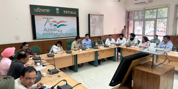 ਡਿਪਟੀ ਕਮਿਸ਼ਨਰ ਵੱਲੋਂ ਪਾਣੀ ਤੋਂ ਪੈਦਾ ਹੋਣ ਵਾਲੀਆਂ ਬਿਮਾਰੀਆਂ ਦੇ ਹੱਲ ਲਈ ਜ਼ਿਲ੍ਹਾ ਨਿਗਰਾਨ ਕਮੇਟੀ ਦੀ ਮੀਟਿੰਗ