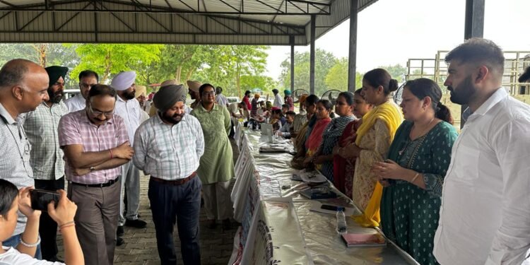 ਆਪ ਦੀ ਸਰਕਾਰ ਆਪ ਦੇ ਦੁਆਰ’ ਤਹਿਤ ਪਿੰਡ ਖੇੜੀ ਗੌੜੀਆਂ ਪੁੱਜੇ ਏ.ਡੀ.ਸੀ. ਡਾ. ਬੇਦੀ