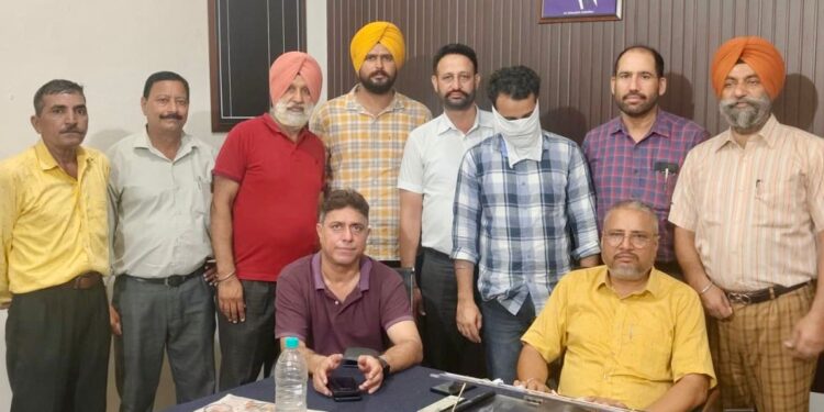 4,000 ਰੁਪਏ ਰਿਸ਼ਵਤ ਲੈਂਦਾ ਪਟਵਾਰੀ ਵਿਜੀਲੈਂਸ ਬਿਊਰੋ ਵੱਲੋਂ ਕਾਬੂ