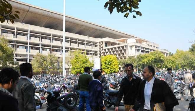 ਪੰਜਾਬ ਅਤੇ ਹਰਿਆਣਾ ਹਾਈ ਕੋਰਟ ਨੇ ਸਪੱਸ਼ਟ ਕੀਤਾ ਕਿ ਰੱਦ ਕੀਤੇ ਕਾਨੂੰਨਾਂ ਤਹਿਤ ਨਵੇਂ ਕੇਸ ਦਾਇਰ ਕੀਤੇ ਜਾ ਸਕਦੇ ਹਨ।