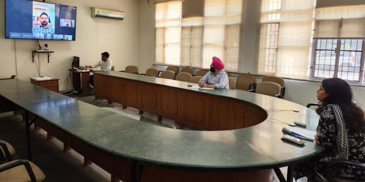 ਵਧੀਕ ਡਿਪਟੀ ਕਮਿਸ਼ਨਰ ਵੱਲੋਂ ਪਰਾਲੀ ਪ੍ਰਬੰਧਨ ਕਰਨ ਵਾਲੇ ਵਿਭਾਗਾਂ ਦੇ ਅਧਿਕਾਰੀਆਂ ਨਾਲ ਬੈਠਕ