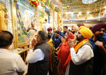 ਰਾਜਪਾਲ ਅਤੇ ਮੁੱਖ ਮੰਤਰੀ ਸ੍ਰੀ ਹਰਿਮੰਦਰ ਸਾਹਿਬ ਅਤੇ ਸ੍ਰੀ ਦੁਰਗਿਆਣਾ ਮੰਦਿਰ ਵਿਖੇ ਹੋਏ ਨਤਮਸਤਕ; ਸੂਬੇ ਦੀ ਤਰੱਕੀ ਅਤੇ ਖ਼ੁਸ਼ਹਾਲੀ ਲਈ ਕੀਤੀ ਅਰਦਾਸ