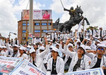 ਮਰੀਜ਼ਾਂ ਨੂੰ ਦੇਰੀ ਦਾ ਸਾਹਮਣਾ ਕਰਨਾ ਪੈ ਰਿਹਾ ਹੈ ਕਿਉਂਕਿ ਮੈਡੀਕਲ ਸਟਾਫ ਨਿਆਂ ਲਈ ਵਿਰੋਧ ਪ੍ਰਦਰਸ਼ਨ ਕਰ ਰਿਹਾ ਹੈ।