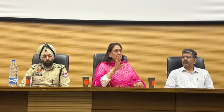 ਪੰਜਾਬ ਰਾਜ ਮਹਿਲਾ ਕਮਿਸ਼ਨ ਦੀ ਚੇਅਰਪਰਸਨ ਰਾਜ ਲਾਲੀ ਗਿੱਲ ਨੇ ਰਾਜੀਵ ਗਾਂਧੀ ਨੈਸ਼ਨਲ ਯੂਨੀਵਰਸਿਟੀ ਆਫ਼ ਲਾਅ ਦੇ ਵਿਦਿਆਰਥੀਆਂ ਦੀਆਂ ਮੁਸ਼ਕਿਲਾਂ ਸੁਣੀਆਂ