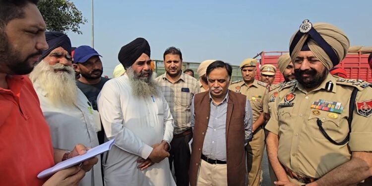 ਡਵੀਜ਼ਨਲ ਕਮਿਸ਼ਨਰ ਡੀ.ਐਸ ਮਾਂਗਟ ਤੇ ਡੀਆਈਜੀ ਪਟਿਆਲਾ ਰੇਂਜ ਮਨਦੀਪ ਸਿੰਘ ਸਿੱਧੂ ਨੇ ਨਾਭਾ ਅਨਾਜ ਮੰਡੀ ਦਾ ਕੀਤਾ ਦੌਰਾ