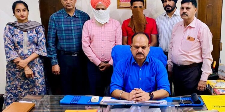 ਤਨਖਾਹਾਂ ਵਿੱਚ 36 ਲੱਖ ਰੁਪਏ ਦਾ ਘਪਲਾ ਕਰਨ ਦੇ ਦੋਸ਼ ਹੇਠ ਸੇਵਾਮੁਕਤ ਮੁੱਖ ਅਧਿਆਪਕ ਤੇ ਕਲਰਕ ਵਿਜੀਲੈਂਸ ਬਿਊਰੋ ਵੱਲੋਂ ਕਾਬੂ