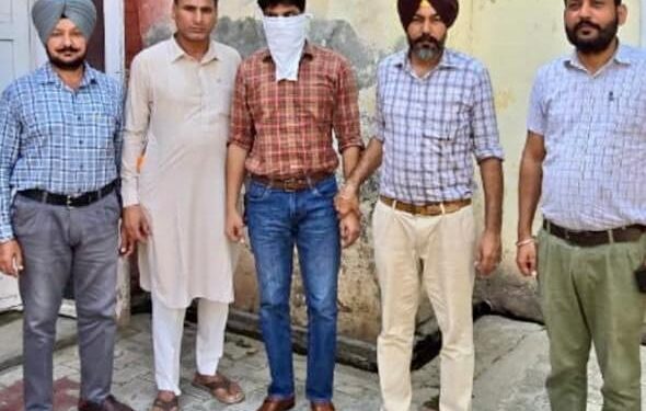 5,000 रुपये रिश्वत लेते हुए थाने का मुख्य मुंशी विजिलेंस ब्यूरो द्वारा रंगे हाथों काबू