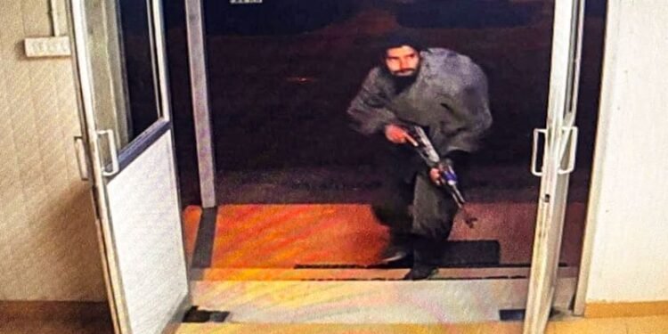 ਗਗਨਗੀਰ ਹਮਲੇ ਵਾਲੀ ਥਾਂ ਤੋਂ ਸੀਸੀਟੀਵੀ ਫੁਟੇਜ ਵਿੱਚ ਇੱਕ ਫੜਿਆ ਹੋਇਆ ਅੱਤਵਾਦੀ