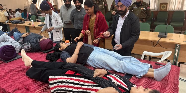 ਡੀ.ਸੀ. ਦਫਤਰ ਦੀਆਂ ਔਰਤ ਕਰਮਚਾਰੀਆਂ ਨੇ ਵੱਧ ਚੜ੍ਹ ਕੇ ਕੀਤਾ ਖੂਨਦਾਨ