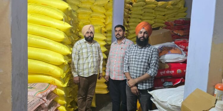 ਖੇਤੀਬਾੜੀ ਵਿਭਾਗ ਵੱਲੋਂ ਖਾਦ ਵਿਕਰੇਤਾਵਾਂ ਦੇ ਸਟਾਕ ਦੀ ਚੈਕਿੰਗ