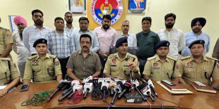 ਪੁਲਿਸ ਟੀਮਾਂ ਵੱਲੋਂ ਦੋਵਾਂ ਅਪਰਾਧਾਂ ਵਿੱਚ ਵਰਤਿਆਂ ਗਿਆ ਲਾਲ ਰੰਗ ਦਾ ਮੋਟਰਸਾਈਕਲ ਅਤੇ ਦੋ ਮੋਬਾਈਲ ਫੋਨ ਬਰਾਮਦ