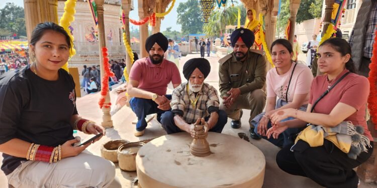 ਸਰਸ ਮੇਲੇ ‘ਚ ਹਸਤਕਲਾ ਦੀ ਜਿਊਂਦੀ ਜਾਗਦੀ ਉਦਾਹਰਣ ਬਣਿਆ ਪਿੰਡ ਸਿਊਣਾ ਦਾ ਹਰਨੇਕ ਸਿੰਘ