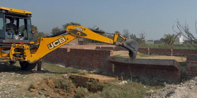 ਪੀ.ਡੀ.ਏ ਨੇ ਪਿੰਡ ਦੌਲਤਪੁਰ ਵਿਖੇ ਅਣ ਅਧਿਕਾਰਤ ਕਲੋਨੀ ਖ਼ਿਲਾਫ਼ ਕੀਤੀ ਕਾਰਵਾਈ