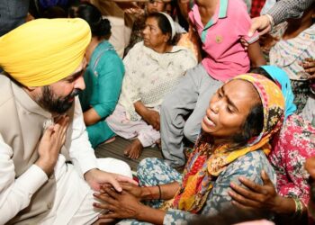 ਅੰਮ੍ਰਿਤਸਰ ਖੇਤਰ ਵਿੱਚ ਲਾਇਸੰਸਸ਼ੁਦਾ ਸ਼ਰਾਬ ਦੀਆਂ ਦੁਕਾਨਾਂ ਬੰਦ ਹੋਣ ਤੋਂ ਬਾਅਦ, ਗੈਰ-ਕਾਨੂੰਨੀ ਸ਼ਰਾਬ ਤਸਕਰੀ ਦੇ ਧੰਦੇ ਸਾਹਮਣੇ ਆਏ।