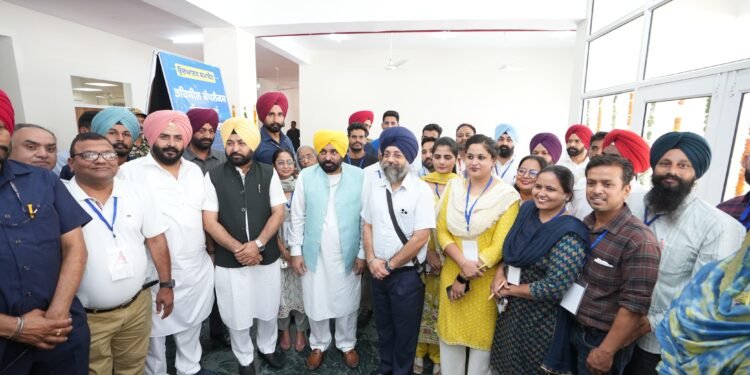 ਮੁੱਖ ਮੰਤਰੀ ਭਗਵੰਤ ਮਾਨ ਨੇ 10.80 ਕਰੋੜ ਰੁਪਏ ਦੀ ਲਾਗਤ ਨਾਲ ਬਣੇ ਅਤਿ-ਆਧੁਨਿਕ ਤਹਿਸੀਲ ਕੰਪਲੈਕਸ ਦਾ ਕੀਤਾ ਉਦਘਾਟਨ