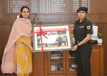 ਡਿਪਟੀ ਕਮਿਸ਼ਨਰ ਡਾ. ਪ੍ਰੀਤੀ ਯਾਦਵ ਦਾ ਫ਼ੌਜ ਦੀ ਮਹਿਲਾ ਸੀਨੀਅਰ ਅਫ਼ਸਰ ਵੱਲੋਂ ਸਨਮਾਨ