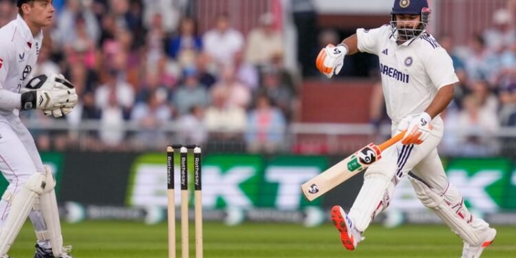 ਇੰਗਲੈਂਡ ਨੂੰ ਇਸ ਵੇਲੇ ਮੈਨਚੈਸਟਰ ਟੈਸਟ ਵਿੱਚ ਥੋੜ੍ਹਾ ਜਿਹਾ ਫਾਇਦਾ ਹੈ।