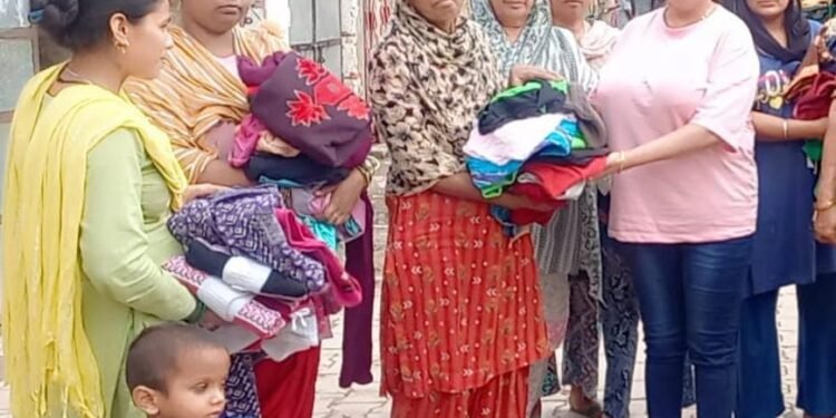 ਨਿਸ਼ਕਾਮ ਸੇਵਾ ਦੀ ਅਨੋਖੀ ਮਿਸਾਲ :ਅਨਮੋਲ ਮੁਸਕਾਨ ਕਾਂਤੀ ਪਤਨੀ ਦੀਪ ਸਿੰਘ ਚੈਰੀਟੇਬਲ ਟਰੱਸਟ ਵੱਲੋਂ ਪਿੰਡ ਘੜੂੰਆਂ ਵਿਚ ਲੋੜਵੰਦ ਪਰਿਵਾਰਾਂ ਨੂੰ ਕਪੜੇ ਵੰਡੇ