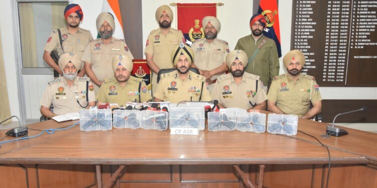 ਸਰਹੱਦ ਪਾਰੋਂ ਚਲ ਰਹੇ ਹਥਿਆਰ ਤਸਕਰੀ ਮਾਡਿਊਲ ਦਾ ਪਰਦਾਫਾਸ਼, ਨਾਬਾਲਗ ਸਮੇਤ ਛੇ ਦੋਸ਼ੀ ਅੰਮ੍ਰਿਤਸਰ ਵਿੱਚ ਕਾਬੂ; ਸੱਤ ਆਧੁਨਿਕ ਪਿਸਤੌਲ ਵੀ ਕੀਤੇ ਬਰਾਮਦ*